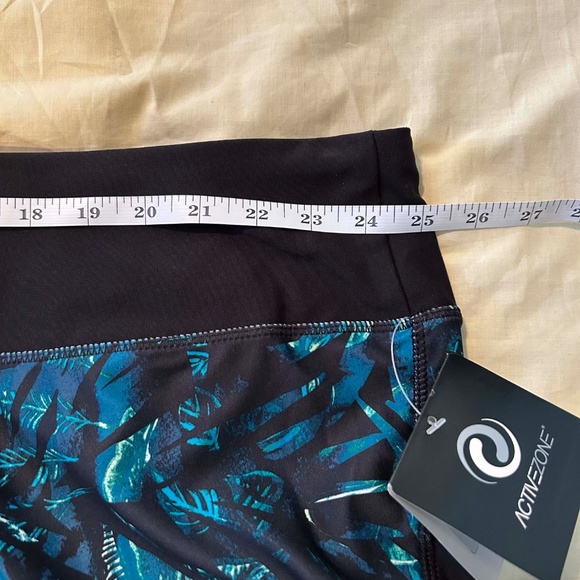 NEW PHOTOS! CAPRI LEGGINGS, BLUES/WHITE/BLACK, SIZE 5X, MOISTURE WICKING, PULL - Picture 10 of 16